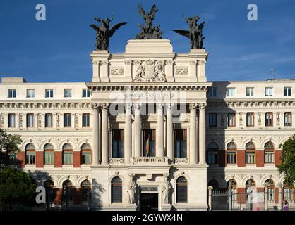 Schöne Fassade des Regierungspalastes das Gebäude des Landwirtschaftsministeriums (Ministerio de Agricultura) befindet sich in der Nähe des Bahnhofs Atocha. Stockfoto