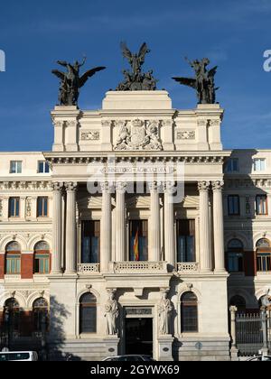 Schöne Fassade des Regierungspalastes das Gebäude des Landwirtschaftsministeriums (Ministerio de Agricultura) befindet sich in der Nähe des Bahnhofs Atocha. Stockfoto