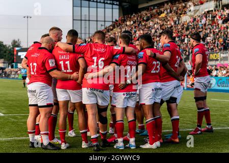 Newcastle Falcons Team huddle, während Owen Farrell #10 von Saracens konvertiert die Umwandlung Kick Stockfoto