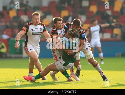 Brentford Community Stadium, Brentford, London. Oktober 2021. Gallagher Premiership Rugby, London Irish gegen Leicester Tigers; Ollie Hassell-Collins von London Irish angegangen von Richard Wigglesworth und Eli Snyman von Leicester Tigers Kredit: Action Plus Sports/Alamy Live News Stockfoto