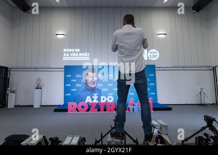 Prag, Tschechische Republik. Oktober 2021. Während der Parlamentswahlen fotografiert der Fotograf ein Transparent, auf dem der tschechische Premierminister Andrej Babis von der ANO-Partei im Hauptquartier der Partei zu sehen ist. Kredit: SOPA Images Limited/Alamy Live Nachrichten Stockfoto