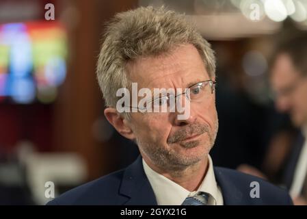 Prag, Tschechische Republik. Oktober 2021. Der Präsident des Senats der Tschechischen Republik, Milos Vystrcil, von der ODS-Partei, sah, wie er auf die Wahlergebnisse wartete. Die tschechischen Parlamentswahlen wurden von der Koalition SPOLU gewonnen, während die ANO-Partei auf Platz zwei landete. Kredit: SOPA Images Limited/Alamy Live Nachrichten Stockfoto