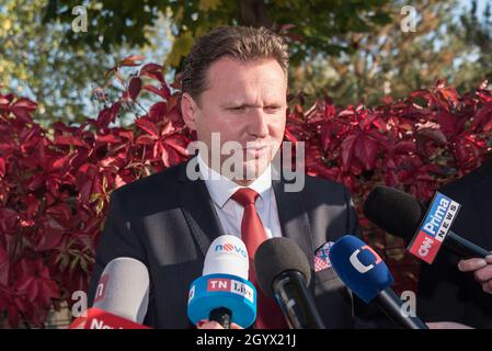 Prag, Tschechische Republik. Oktober 2021. Radek Vondracek, Präsident der Abgeordnetenkammer der Tschechischen Republik, von der ANO-Partei, spricht mit den Medien, während er auf das Wahlergebnis wartet. Die tschechischen Parlamentswahlen wurden von der Koalition SPOLU gewonnen, während die ANO-Partei auf Platz zwei landete. Kredit: SOPA Images Limited/Alamy Live Nachrichten Stockfoto