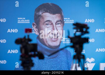 Prag, Tschechische Republik. Oktober 2021. Videokameras vor einem Transparent, auf dem der tschechische Premierminister Andrej Babis von der ANO-Partei im Hauptquartier der Partei während der Parlamentswahlen zu sehen ist. Kredit: SOPA Images Limited/Alamy Live Nachrichten Stockfoto