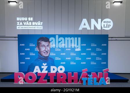 Prag, Tschechische Republik. Oktober 2021. Transparent mit dem tschechischen Premierminister Andrej Babis von der ANO-Partei, das während der Parlamentswahlen im Sitz der Partei gesehen wurde. Kredit: SOPA Images Limited/Alamy Live Nachrichten Stockfoto