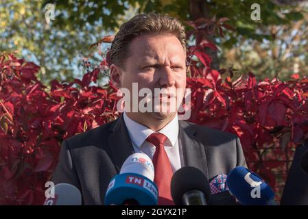 Prag, Tschechische Republik. Oktober 2021. Radek Vondracek, Präsident der Abgeordnetenkammer der Tschechischen Republik, von der ANO-Partei, spricht mit den Medien, während er auf das Wahlergebnis wartet. Die tschechischen Parlamentswahlen wurden von der Koalition SPOLU gewonnen, während die ANO-Partei auf Platz zwei landete. Kredit: SOPA Images Limited/Alamy Live Nachrichten Stockfoto