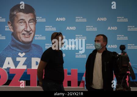 Prag, Tschechische Republik. Oktober 2021. Journalisten sprechen vor einem Transparent, auf dem der tschechische Premierminister Andrej Babis von der ANO-Partei im Hauptquartier der Partei während der Parlamentswahlen zu sehen ist. Kredit: SOPA Images Limited/Alamy Live Nachrichten Stockfoto