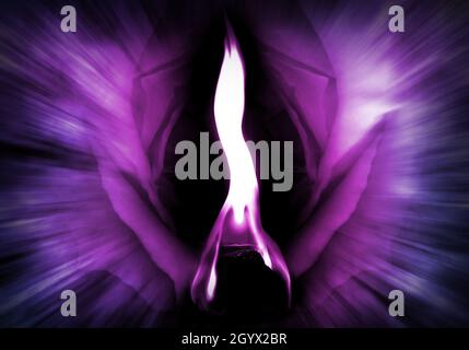 Die violette Flamme von Saint Germain (Göttliche Energie und Transformation) Stockfoto