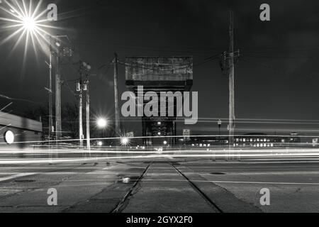 Wunderschöne Schwarz-Weiß-Nachtaufnahme der historischen asymmetrischen Bob-Schwanz-Swing-Brücke Cherry Avenue Z-2 mit freischwelliger Struktur und Schienen Stockfoto