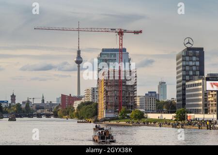 Blick auf die Berliner Stadt/Skyline von der Oberbaumbrücke mit Blick auf die Spree in Berlin, Deutschland Stockfoto