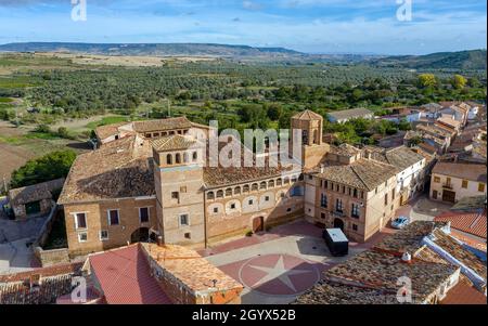 Palast-Festung des Ordens des heiligen Johannes von Jerusalem, und die Kirche von San Miguel, in der kleinen Stadt Ambel, Campo de Borja, Aragon, Spanien Stockfoto