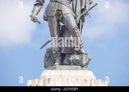 Medellin, Spanien - 3. April 2021: Hernan Cortes Monument. Azteken Idole unter seinen Füßen. Medellin, Extremadura, Spanien. Von Eduardo Barron im Jahr 1890 Stockfoto