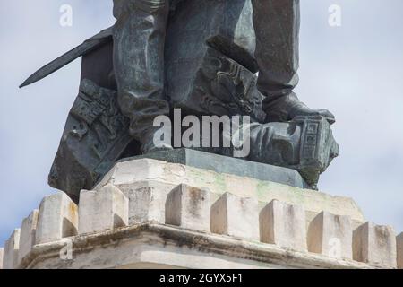 Medellin, Spanien - 3. April 2021: Hernan Cortes Monument. Azteken Idole unter seinen Füßen. Medellin, Extremadura, Spanien. Von Eduardo Barron im Jahr 1890 Stockfoto