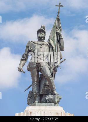 Medellin, Spanien - 3. April 2021: Hernan Cortes Monument, Aztekenreich Spanischer Eroberer, Medellin, Extremadura, Spanien. Von Eduardo Barron im Jahr 1890. Stockfoto