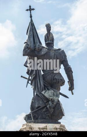 Medellin, Spanien - 3. April 2021: Hernan Cortes Monument, Aztekenreich Spanischer Eroberer, Medellin, Extremadura, Spanien. Von Eduardo Barron im Jahr 1890. Stockfoto