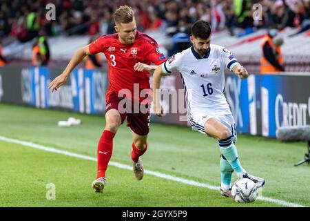 Der Schweizer Silvan Widmer (links) und der nordirische Jordan Jones kämpfen während des FIFA-WM-Qualifying-Spiels im Stade de Geneve, Schweiz, um den Ball. Bilddatum: Samstag, 9. Oktober 2021. Stockfoto