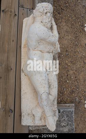 Medellin, Spanien - 28. April 2018: Alter Mann mit Amphore. Statuenförmiger Brunnen. Römisches Theater von Medellin, Extremadura, Spanien. Ansicht von oben Stockfoto