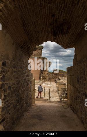 Medellin, Spanien - 28. April 2018: Römisches Theater von Medellin. Besucherin unter Seitenbogeneingang, Extremadura, Spanien Stockfoto