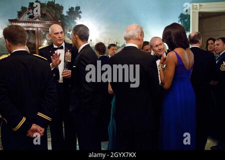 US-Präsident Barack Obama spricht mit General Raymond Odierno, dem Stabschef der US-Armee, während First Lady Michelle Obama mit Vizepräsident Joe Biden und General Martin Dempsey, dem Vorsitzenden der Joint Chiefs of Staff, Während eines Abendessens des Verteidigungsministeriums im Diplomatischen Empfangsraum des Weißen Hauses, 29. Februar 2012. Der Präsident und die First Lady veranstalteten das Abendessen, um Mitglieder der Streitkräfte zu ehren, die in der Operation Iraqi Freedom und der Operation New Dawn dienten, und um ihre Familien zu ehren. Obligatorische Gutschrift: Pete Souza - White House über CNP Stockfoto