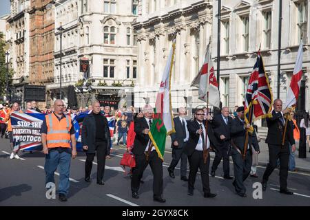 London, Großbritannien. Oktober 2021. Loyalisten marschieren über den Parliament Square zur Downing Street, um gegen das Nordirland-Protokoll zwischen dem Vereinigten Königreich und der Europäischen Union zu demonstrieren. Das Nordirland-Protokoll wurde in den Brexit-Gesprächen zwischen dem Vereinigten Königreich und der EU vereinbart, um das Karfreitagsabkommen von 1998 zu schützen, und es wurde umgesetzt, um eine harte Grenze zwischen Nordirland und der Republik Irland zu vermeiden. Kredit: Mark Kerrison/Alamy Live Nachrichten Stockfoto