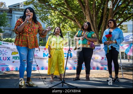 Die Fackel-Preisträgerin Ebony Harper nimmt ihre Auszeichnung im Rahmen des National Trans Visibility March Day im Crocker Park entgegen. Stockfoto