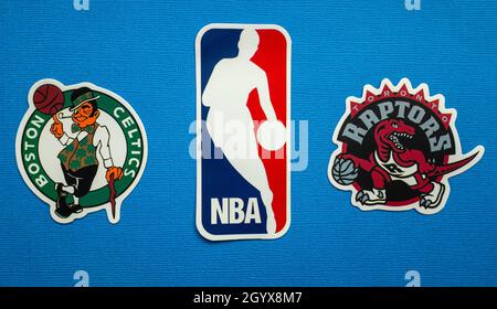 1. Oktober 2021, Springfield, USA, Embleme der Basketballteams Boston Celtics und Toronto Raptors auf blauem Hintergrund. Stockfoto