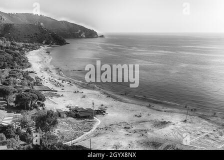 Landschaftlich reizvolle Luftaufnahme über den Strand von Sperlonga, einer Küstenstadt in der Provinz Latina, Italien, etwa auf halbem Weg zwischen Rom und Neapel Stockfoto