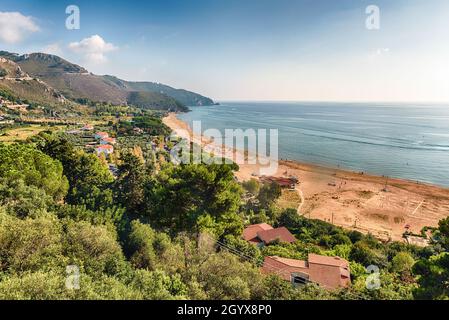 Landschaftlich reizvolle Luftaufnahme über den Strand von Sperlonga, einer Küstenstadt in der Provinz Latina, Italien, etwa auf halbem Weg zwischen Rom und Neapel Stockfoto