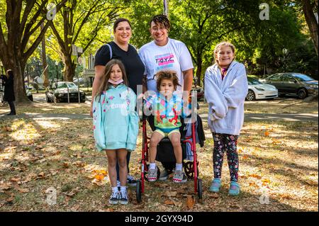 Judah Joslyn, Executive Director des Trans Queer Youth Collective, posiert mit seiner Familie im Rahmen des National Trans Visibility March Day. Stockfoto