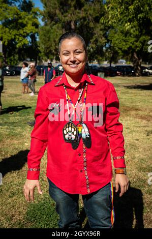 Kristina Padilla, eine transgender, zweitemperamentvolle Apache/Cherokee-Person, posiert als Teil des National Trans Visibility March Day. Stockfoto