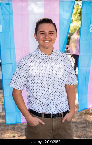 Lauren Pulido, der neue Co-Executive Director des Gender Health Center, steht bei einem National Trans Visibility March vor einer Transgender-Flagge. Stockfoto