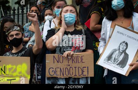 Kundgebung zur Unterstützung des Tages der indigenen Völker, Boston, Massachusetts, USA. 09 Okt. 2021. Mehr als 500 Indianer und Unterstützer versammelten sich beim Boston Common und marschierten durch das Zentrum von Boston zum Wasser im Christopher Columbus Park. Anfang der Woche unterzeichnete der amtierende Bürgermeister von Boston, Kim Janey, einen Executive Order, der am zweiten Montag im Oktober den „Tag der indigenen Völker“ in Boston vornahm. Im Oktober 2021 haben acht US-Bundesstaaten und Washington D.C. den Tag der indigenen Völker zum Feiertag erklärt. Kredit: Chuck Nacke / Alamy Stockfoto