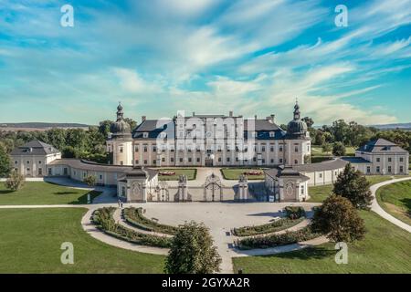 Luftaufnahme des Barockschlosses Coburg L'Huillier in Edeleny mit restauriertem französischem Garten Stockfoto