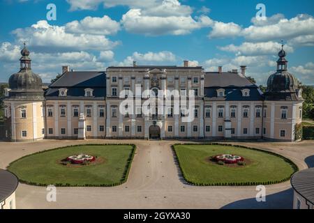 Luftaufnahme des Barockschlosses Coburg L'Huillier in Edeleny mit restauriertem französischem Garten Stockfoto