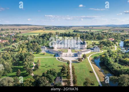 Luftaufnahme des Barockschlosses Coburg L'Huillier in Edeleny mit restauriertem französischem Garten Stockfoto