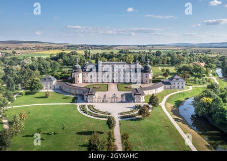 Luftaufnahme des Barockschlosses Coburg L'Huillier in Edeleny mit restauriertem französischem Garten Stockfoto