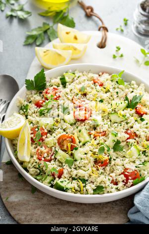 Tabbouleh-Salat mit Blumenkohlreis und Gemüse Stockfoto