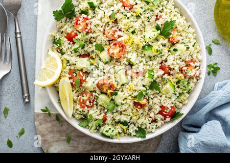 Tabbouleh-Salat mit Blumenkohlreis und Gemüse Stockfoto
