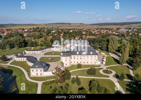 Luftaufnahme des Barockschlosses Coburg L'Huillier in Edeleny mit restauriertem französischem Garten Stockfoto