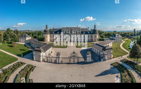 Luftaufnahme des Barockschlosses Coburg L'Huillier in Edeleny mit restauriertem französischem Garten Stockfoto