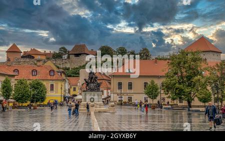 Panoramablick auf den Dobo-Platz mit der Barockkirche, Schloss Eger stürmischer Wetterhimmel in Ungarn Stockfoto