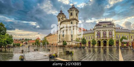 Panoramablick auf den Dobo-Platz mit der Barockkirche, Schloss Eger stürmischer Wetterhimmel in Ungarn Stockfoto