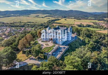 Luftaufnahme von Halic Schloss in der Slowakei, Villa verwandelte sich in Luxus-fünf-Sterne-Hotel mit gepflegten Garten Backstein Auffahrt mit Muster Stockfoto