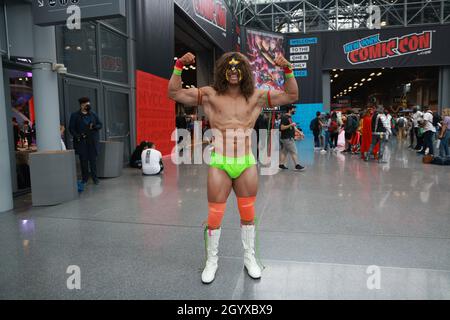 New York, N.Y/USA – 9. Oktober 2021: The Ultimate Warrior flexes Muscle auf der New York Comic Con 2021 im Jacob Javits Center am 9. Oktober 2021 in New Stockfoto