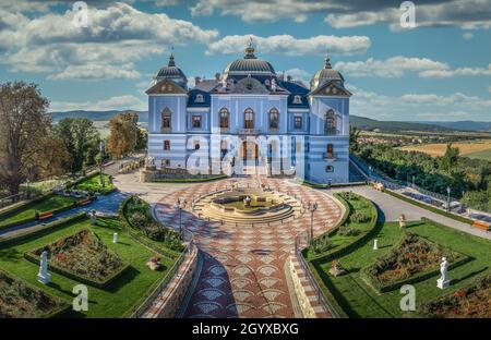 Luftaufnahme des barocken Schlosses mit blauen Wänden und gepflegten Garten in Halic Slowakei Stockfoto