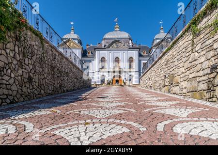 Luftaufnahme von Halic Schloss in der Slowakei, Villa verwandelte sich in Luxus-fünf-Sterne-Hotel mit gepflegten Garten Backstein Auffahrt mit Muster Stockfoto