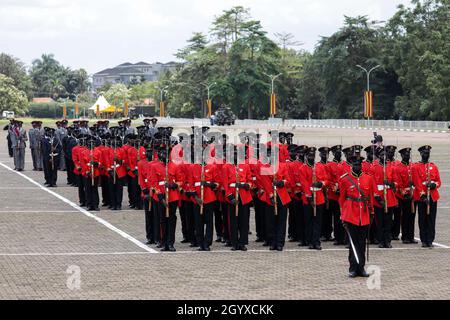 Kampala, Uganda. Oktober 2021. Soldaten der ugandischen Volksverteidigungskräfte nehmen an einer Parade während der Feierlichkeiten zum 59. Unabhängigkeitstag auf dem Kololo Independence Grounds in Kampala, der Hauptstadt Ugandas, am 9. Oktober 2021 Teil. Quelle: Hascharah Nalwadda/Xinhua/Alamy Live News Stockfoto