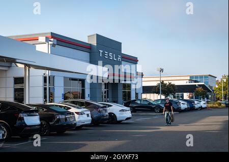 Foto des Außenbereichs des Tesla-Händlerbetriebs in Rocklin, Kalifornien. Stockfoto