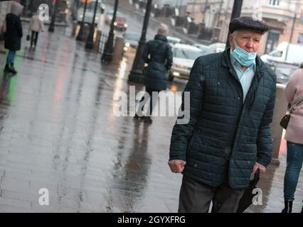 26. Oktober 2020, Tomsk, Russland: Älterer Mann auf der Straße in Maske Stockfoto