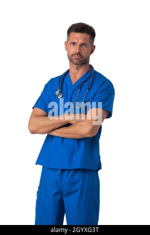 Krankenschwester in blauer Uniform mit Stethoskop stehend mit gekreuzten Armen isoliert auf weißem Hintergrund Stockfoto